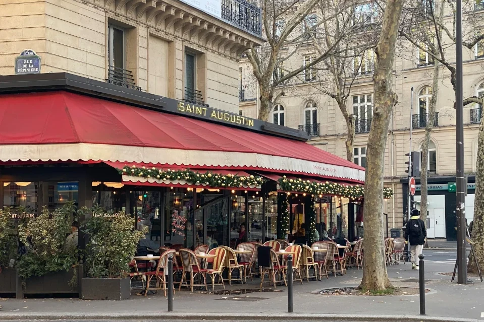 Retail storefront with map markers representing 2026 franchise real estate site selection strategy.